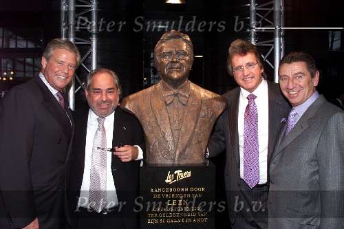 Rotterdam 23 maart 2001
Lee Towers onthulling borstbeeld in Ahoy.
Lee Towers met Hans Kroon en Sjaak Snoek
