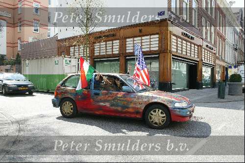 Amsterdam 11 april 2003
Irakezen met amerikaanse en iraakse vlag blij op pc hoorfstraat