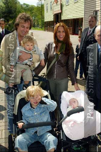 Slagharen 29 april 2003
Marco Borsato met Leontine en Senna Luca en Jada
in ponypark slagharen