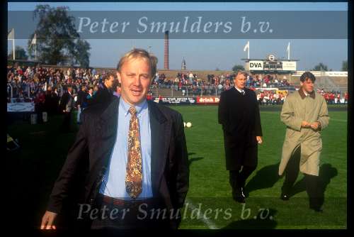 Jan Reker als trainer van Willem II
Achter hem Bobby Robson met assistent Frank Arnesen