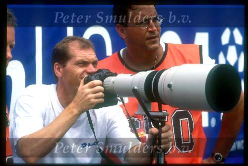 Jan Wouters als fotograaf bij het wereldkampioenschap voetbal in USA met Michael Kooren