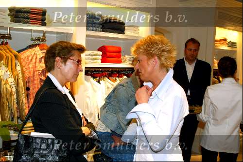 Amsterdam 16 april 2003
Opening Ralph Lauren store op pc hooftstraat .
janine v d Ende en simone kleinsma
