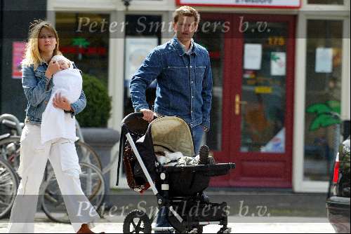 Amsterdam 27 april 2003

Jasper Krabbe met vrouw en baby


Peter Smulders bv