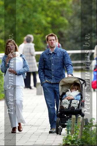 Amsterdam 27 april 2003

Jasper Krabbe met vrouw en baby


Peter Smulders bv