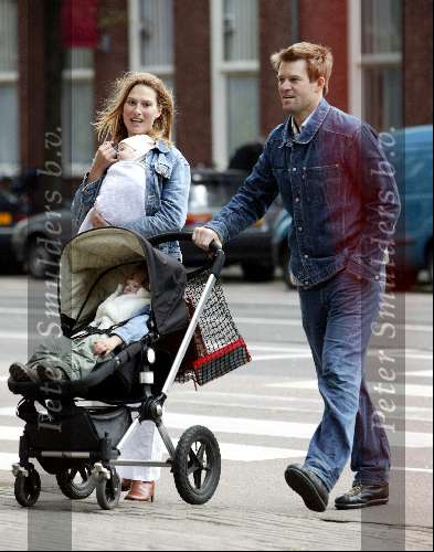Amsterdam 27 april 2003
Jasper Krabbe met vrouw en baby
