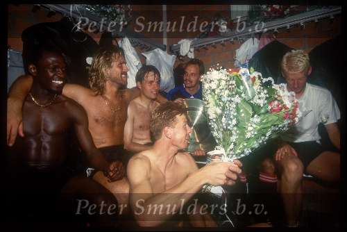 Feyenoord landskampioen seizoen 1992/1993
Ibiku John de wolf Rob witschge Ed de goeij Arnold Scholten en john v loen