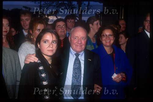 Johnny Kraaijkamp Sr. met vrouw en dochter
op achtergrond Johnny Kraaijkamp Jr.