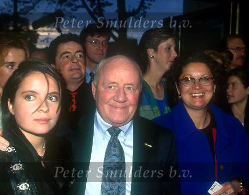 Johnny Kraaijkamp Sr. met vrouw en dochter
op achtergrond Johnny Kraaijkamp Jr.