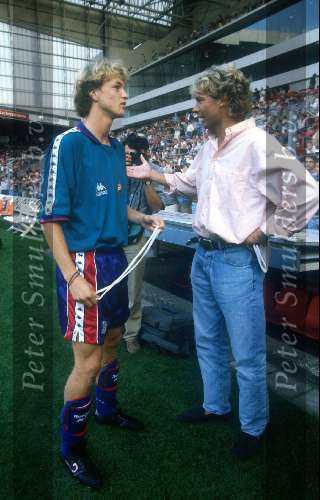 Jordi Cruyff spelend voor FC Barcelona in gesprek met Hans Kraaij Jr.