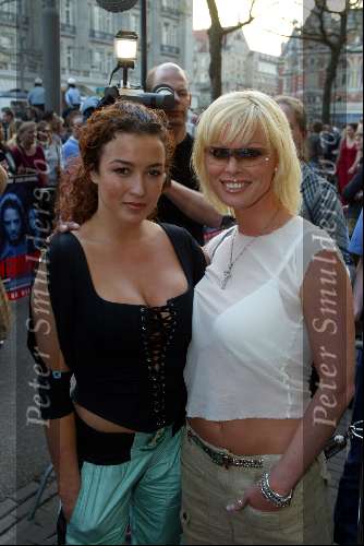 Amsterdam 16 april 2003
premiere van god los.
katja schuurman met bridget maasland