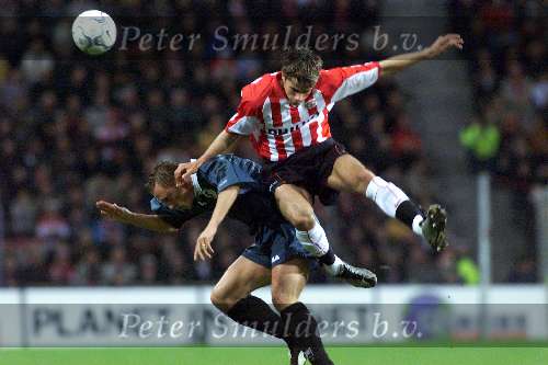 Eindhoven 31 maart 2001
PSV- fc Twente 2-1
Kezman in duel met Sjaak Polak
Luchtduel mooie aktie