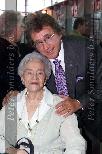 Rotterdam 23 maart 2001
Lee Towers onthulling borstbeeld in Ahoy.
Lee met moeder