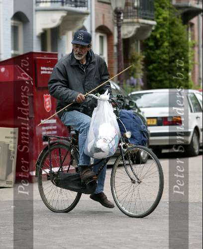 Amsterdam 27 april 2003
Man steelt kleding uit leger des heils bak