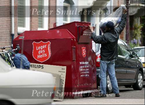 Amsterdam 27 april 2003
Man steelt kleding uit leger des heils bak