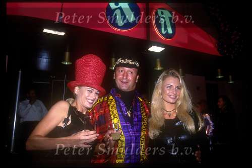 Manfred Langer was eigenaar van disco IT in amsterdam en is inmiddels overleden met Leontine Ruiters en Monique sluyter