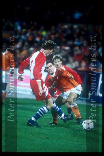 Marc Overmars spelend voor het nederlands elftal