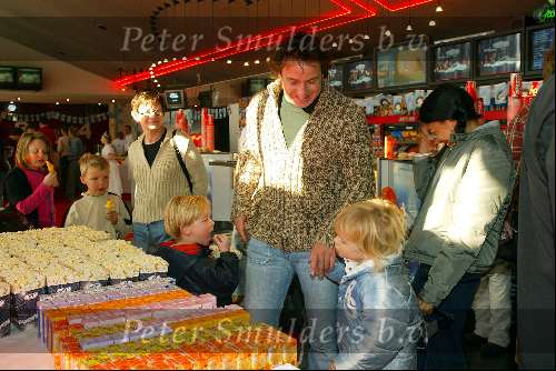 Amersfoort 12 april 2003
Premiere de ijsbeer in amersfoort
marco borsato met luca