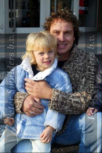 Amersfoort 12 april 2003
Premiere de ijsbeer in amersfoort
marco borsato met luca