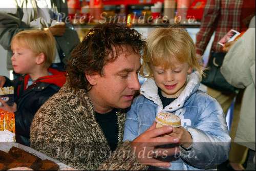 Amersfoort 12 april 2003
Premiere de ijsbeer in amersfoort
marco borsato met luca