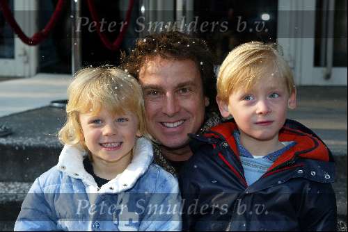 Amersfoort 12 april 2003
Premiere de ijsbeer in amersfoort
marco borsato met luca