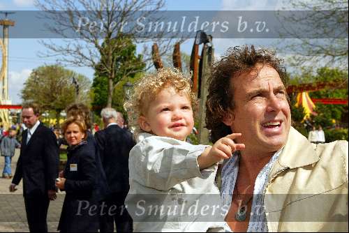 Slagharen 29 april 2003
Marco Borsato met Leontine en Senna Luca en Jada
in ponypark slagharen
