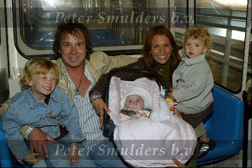 Slagharen 29 april 2003
Marco Borsato met Leontine en Senna Luca en Jada
in ponypark slagharen