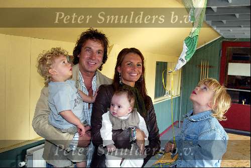 Slagharen 29 april 2003
Marco Borsato met Leontine en Senna Luca en Jada
in ponypark slagharen