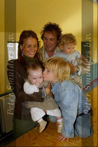 Slagharen 29 april 2003
Marco Borsato met Leontine en Senna Luca en Jada
in ponypark slagharen