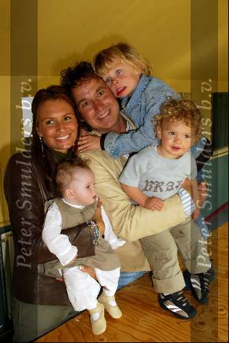 Slagharen 29 april 2003
Marco Borsato met Leontine en Senna Luca en Jada
in ponypark slagharen
