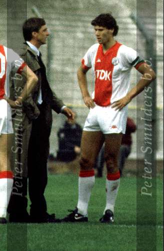 Johan Cruyff (trainer-coach AJAX ) samen met Marco v Basten
1988