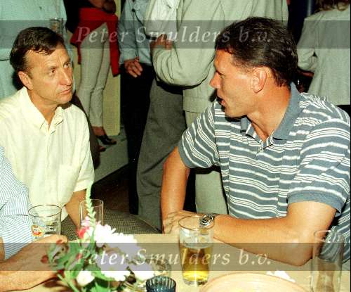 Johan Cruyff in gesprek met Marco v Basten 1999