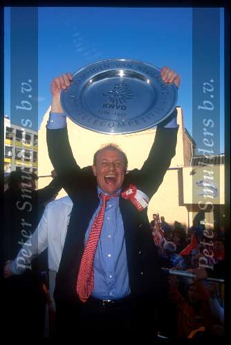 Mart v d Heuvel met de kampioensschaal
Seizoen 1996/1997