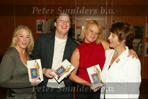 Bussum 25 april 2003
presentatie boek willem Ruis. van gijs groenteman
mies bouwman
Nicolas Ruis , eva ruis en ineke  ruis
v