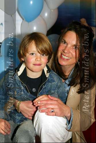 Amersfoort 12 april 2003
Premiere de ijsbeer in amersfoort
minousche jorissen met zoontje max