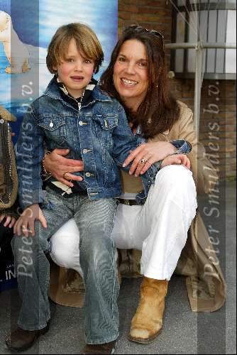 Amersfoort 12 april 2003
Premiere de ijsbeer in amersfoort
minousche jorissen met zoontje max