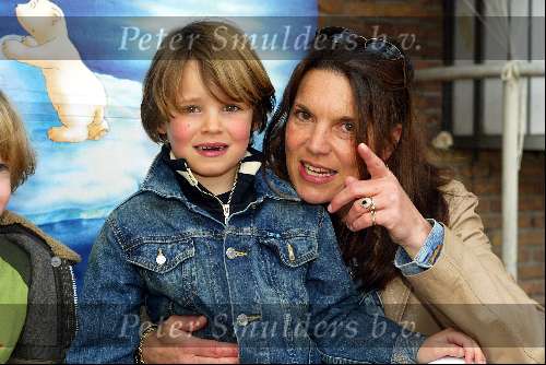Amersfoort 12 april 2003
Premiere de ijsbeer in amersfoort
minousche jorissen met zoontje max