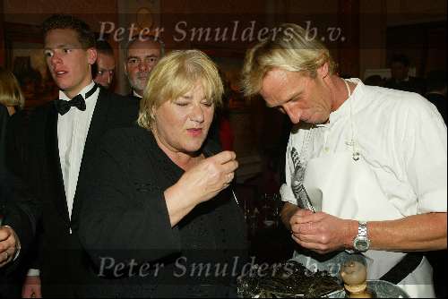 Amsterdam 8 april 2003
Premiere Johnny English. feest in hotel l\\\'europe
Nelly Fryda eet oesters