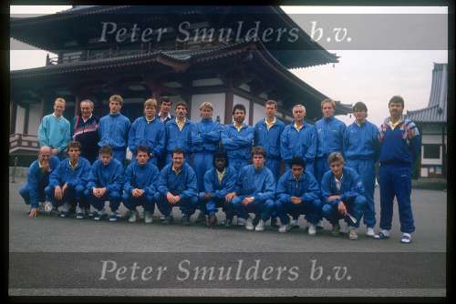 PSV in toki 1988 voor de finale om de wereldbeker
ronald koeman jacques v d ven addick koot soren lerby kees ploegsma stan valckx erik gerets ton v schijndel hans dorjee hans v breukelen frank arnesen guus hiddink jan v doorne anton janssen juul ellerman hans gilhaus berry v aerle john veldman patrick lodewijks romario wim kieft