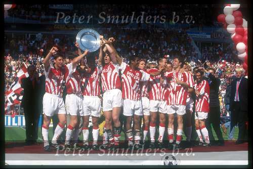 PSV Landskampioen 1996/1997 gezamelijk in bad met o.a. Vampeta Jaap stam luc nilis arthur numan bjorn v d doelen wim jonk boudewijn zenden gilles de bilde phillip cocu petrovic