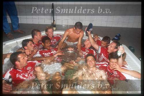 PSV Landskampioen gezamelijk in bad met o.a. Vampeta Jaap stam luc nilis arthur numan bjorn v d doelen wim jonk boudewijn zenden gilles de bilde phillip cocu