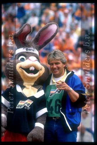 1988 Peter Smulders als fotograaf werkzaam bij het europees Kampioenschap voetbal 1988