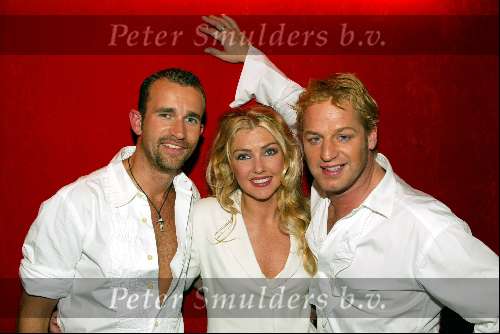 Amsterdam 28 april 2003
optredens voor warchild.
rolf koster brigitte nijman en tony neef