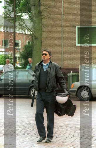 Ron Brandsteder met de motorhelm in de hand