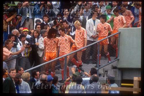 Munchen, 25 juni 1988 Finale Europees Kampioenschap 1988
Finale Nederland-Rusland, eindstand 2-0
1-0 door Ruud Gullit en 2-0 door Marco v Basten
Berry v Aerle Ronald koeman Gerald Vanenburg Gerrie muhren Jan Wouters Adri v tiggelen