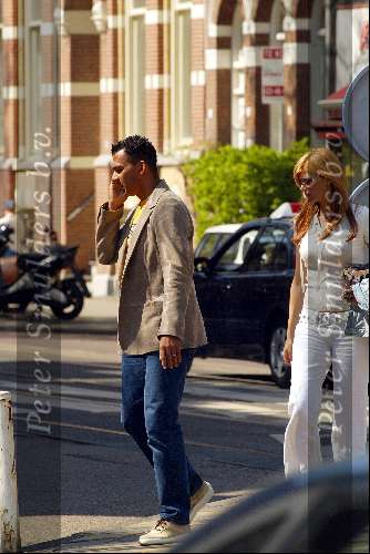 amsterdam 17 april 2003
ruud gullit en estelle gullit met GSM op de PC hooftstraat