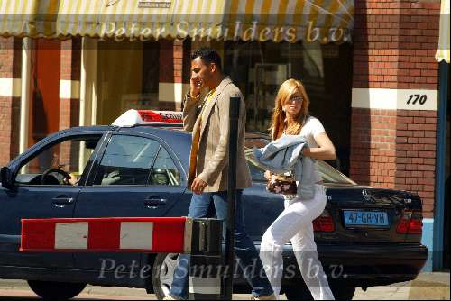 amsterdam 17 april 2003
ruud gullit en estelle gullit met GSM op de PC hooftstraat