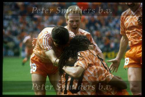 Munchen, 25 juni 1988 Finale Europees Kampioenschap 1988
Finale Nederland-Rusland, eindstand 2-0
1-0 door Ruud Gullit en 2-0 door Marco v Basten
Ronald koeman