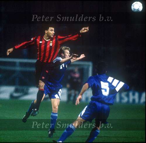 Ruud Gullit in duel met Arthur Numan
