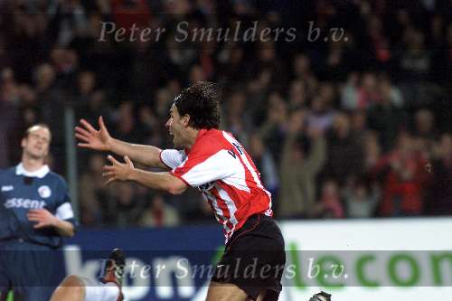 Eindhoven 31 maart 2001
PSV- fc Twente 2-1
Ruud v Nistelrooy blij na de 1-0