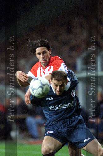 Eindhoven 31 maart 2001
PSV- fc Twente 2-1
Ruud v Nistelrooy in duel met Grujic